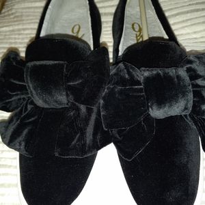 Nine West black velvet sneaker with bow. Size 10M